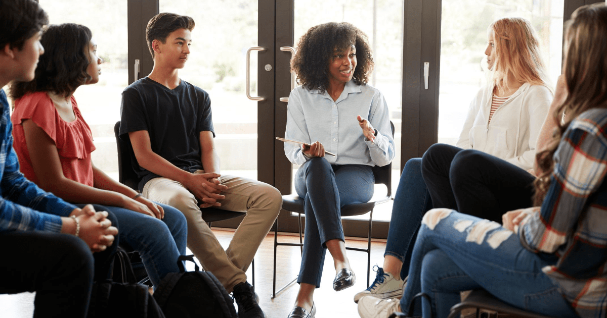 Diagram illustrating the difference between dialogue and discussion